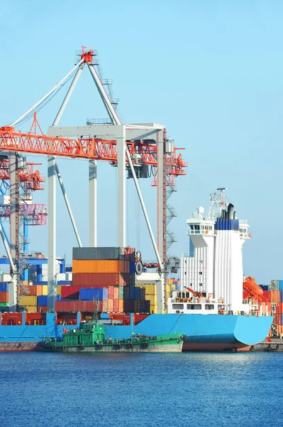 Poort lading kraan, schip en verpakking — Stockfoto