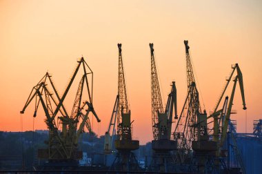 gün batımında Port kargo vinç