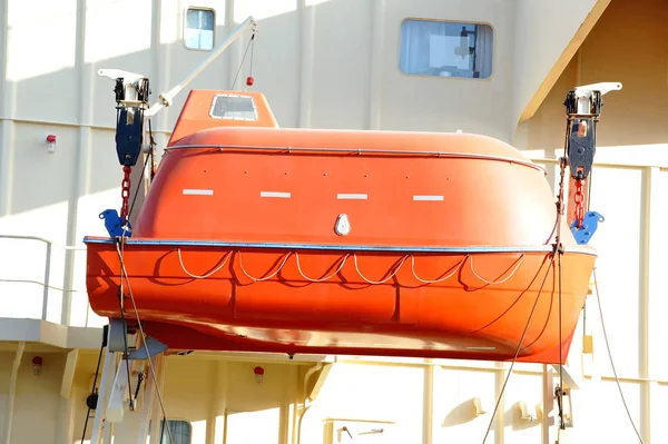 Bateau de sauvetage sur le pont du navire — Photo