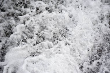 Su akışı köpük ile