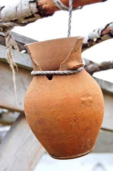 Jarra de arcilla sobre cuerda —  Fotos de Stock