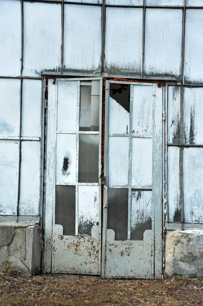 Door of abandoned greenhouse — Stock Photo, Image