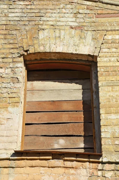 Ventana del edificio abandonado —  Fotos de Stock