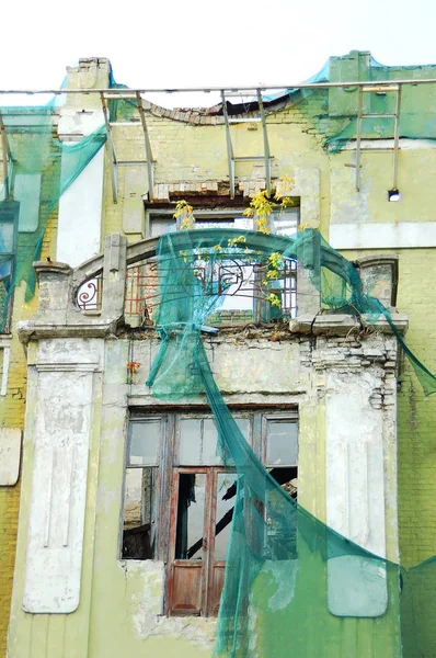 Fenêtre du bâtiment abandonné — Photo