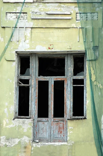 Fenêtre du bâtiment abandonné — Photo