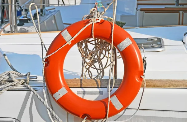 Lifebuoy com corda — Fotografia de Stock