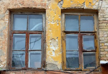 terk edilmiş binada pencere