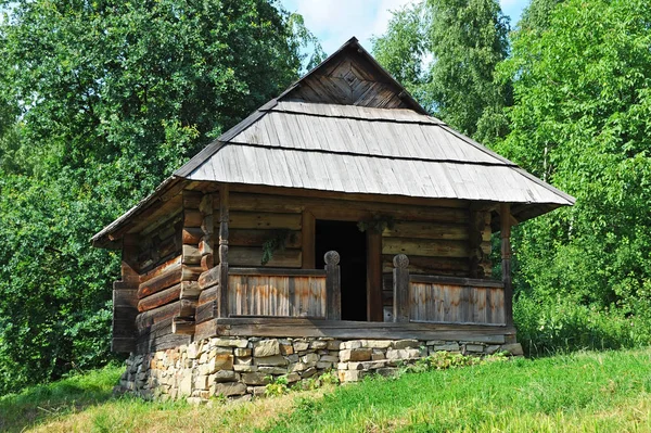 Cabana antiga carpatiana na floresta — Fotografia de Stock
