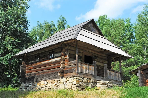 Starověké carpatian chatrč v lese — Stock fotografie