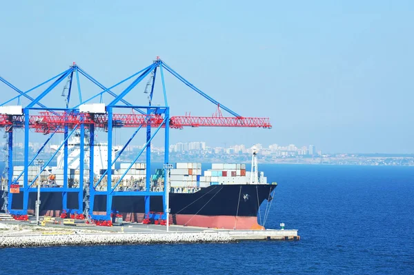 Портовий вантажний кран, корабель і контейнер — стокове фото