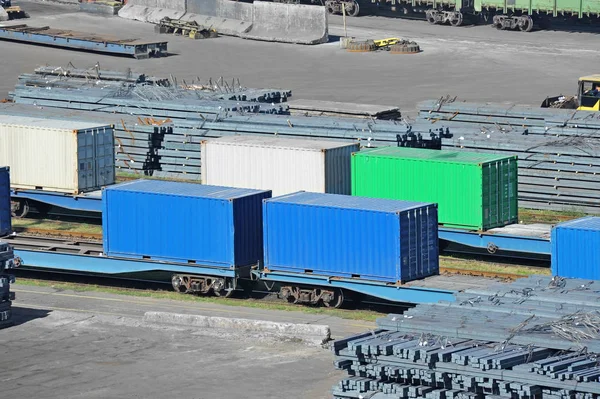 Treno merci, container e metallo — Foto Stock