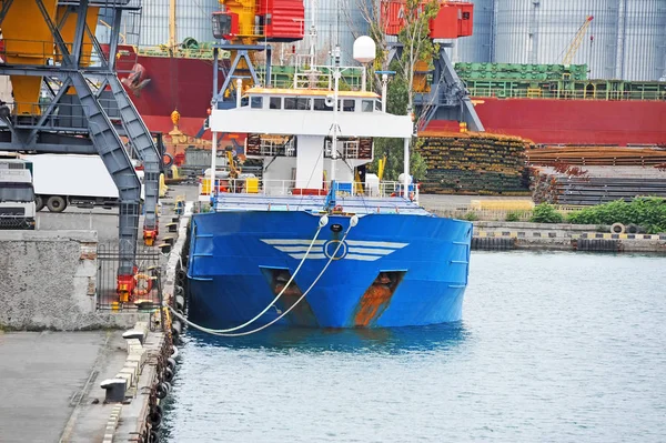 Navio de carga a granel sob guindaste portuário — Fotografia de Stock