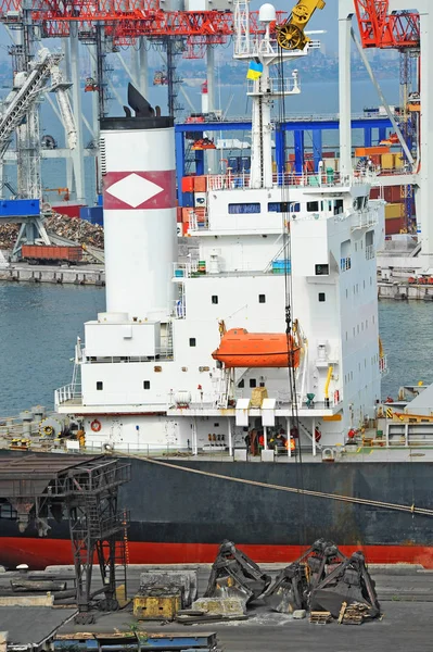 Navire cargo en vrac sous la grue portuaire — Photo