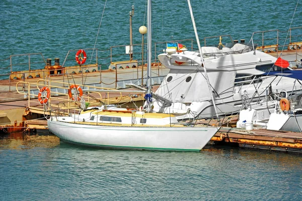 Bateau à moteur en jetée — Photo