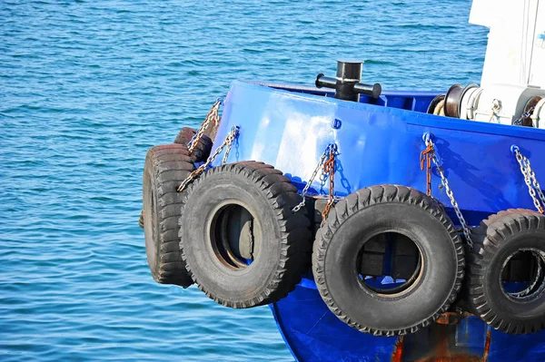 Tyre fender on tugbooat — Stock Photo, Image