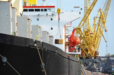 toplu yük gemisi liman vinç altında