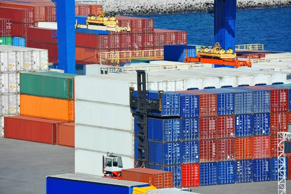Fragtcontainer i havn - Stock-foto