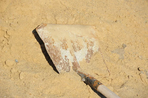 Shovel in sand — Stock Photo, Image