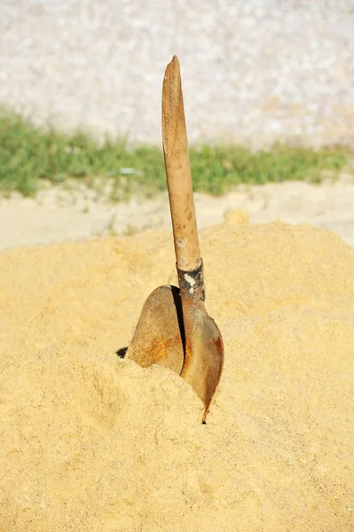 Лопата в песке — стоковое фото