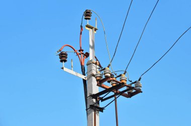 Eski güç hatları pilon