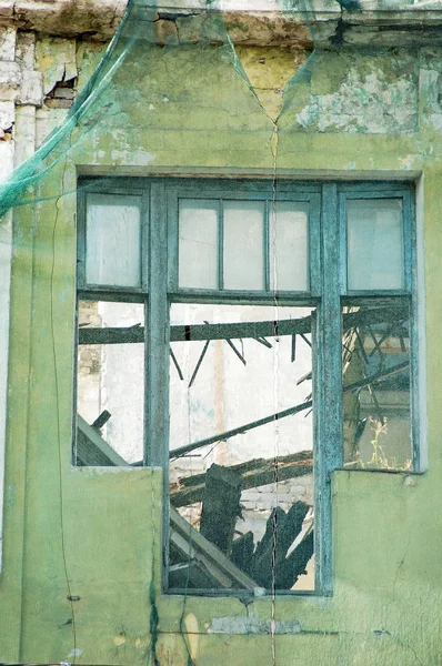 Window of abandoned building — Stock Photo, Image