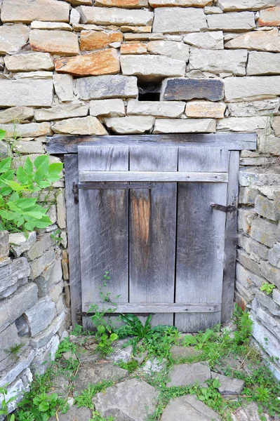 Стародавні сарай двері — стокове фото