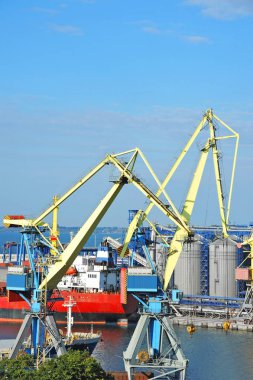 toplu yük gemisi liman vinç altında