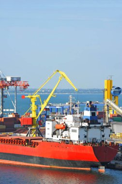 toplu yük gemisi liman vinç altında