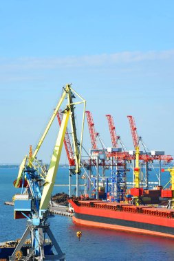 toplu yük gemisi liman vinç altında