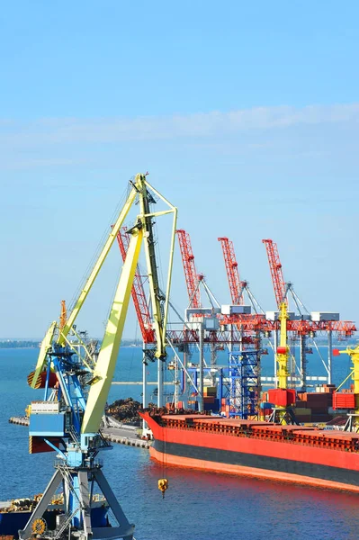 Bulk cargo ship under port crane — Stock Photo, Image