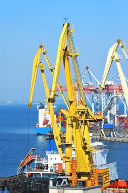 toplu yük gemisi liman vinç altında