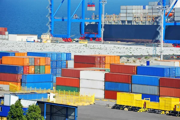 Poort lading kraan, schip en verpakking — Stockfoto