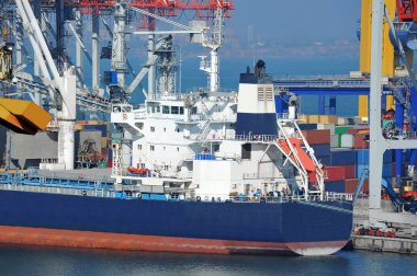 toplu yük gemisi liman vinç altında