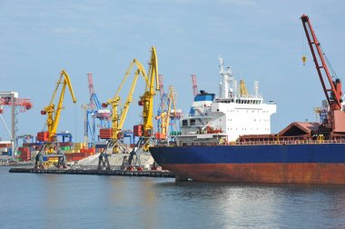toplu yük gemisi liman vinç altında