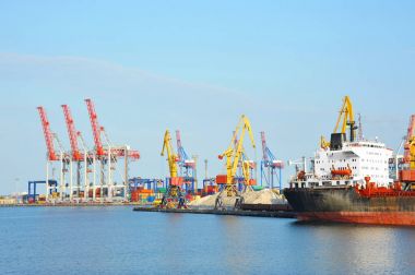 toplu yük gemisi liman vinç altında