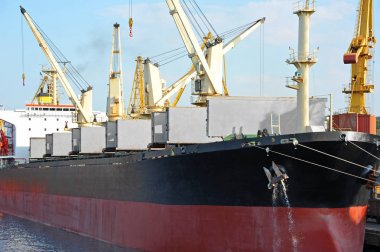 toplu yük gemisi liman vinç altında