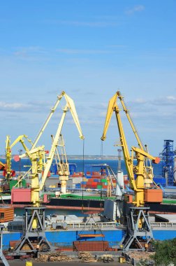 toplu yük gemisi liman vinç altında