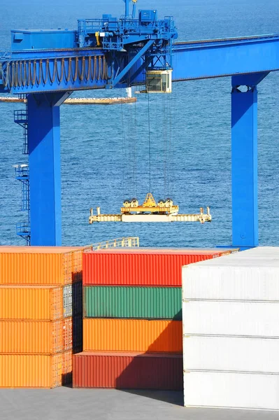 Poort lading kraan en container — Stockfoto