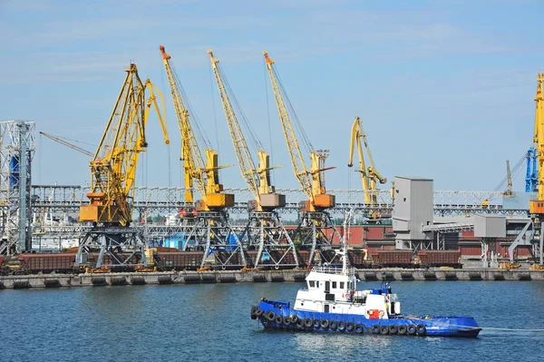 Grúa de carga de remolcador y puerto — Foto de Stock
