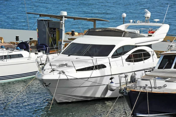 Motor yacht in jetty — Stock Photo, Image