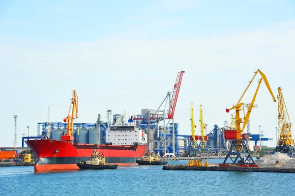 Sleepboot meewerkende bulk vrachtschip — Stockfoto