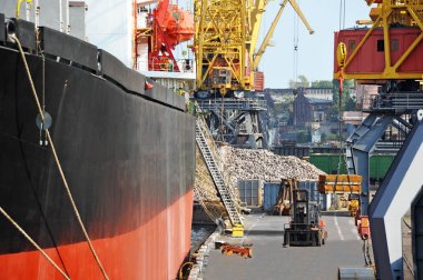 toplu yük gemisi liman vinç altında