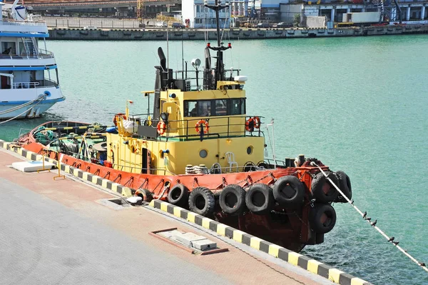 Sleepboot in haven — Stockfoto