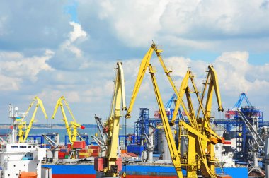 toplu yük gemisi liman vinç altında