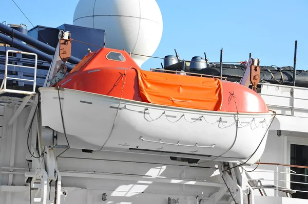 Barca di salvataggio di sicurezza sul ponte della nave — Foto Stock