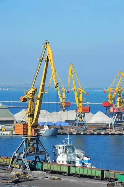 Bogserbåten och tåg i hamnen quayside — Stockfoto