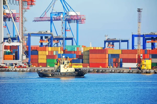 Sleepboot en poort lading kraan — Stockfoto