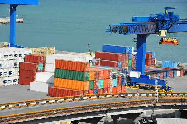 Gru da carico portuale e container — Foto Stock