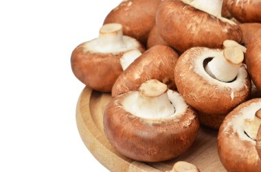Ahşap tahta üzerinde champignon (gerçek mantar)