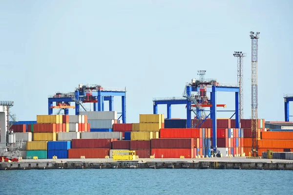 Портовый кран и контейнер — стоковое фото